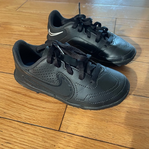 Nike Unisex-Child Jr. Tiempo Legend size 10 Club Tf Sneaker - Picture 1 of 8